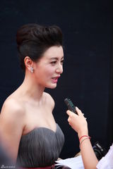 组图：陈廷嘉抹胸短裙亮相芭莎红毯