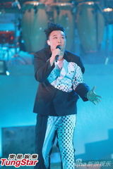 组图：陈奕迅开唱造型似黑山老妖 少说话多唱歌