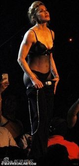 组图：麦当娜个唱自摸前夫悄然观看 昔日结婚照曝光