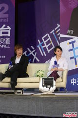 组图：刘若英白衬衫清新亮相 阿信优雅帅气