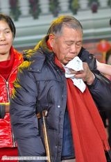 组图：海派春晚录制 黄晓明为“修鞋老爷爷”穿鞋