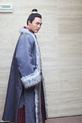 高清图：《水浒》寒冷中热拍 西门庆潘金莲相拥取暖