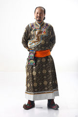 组图：腾格尔换装写真不卖萌 展最炫民族大叔风