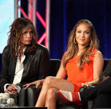 高清图：洛佩兹橙色裙亮相当《美国偶像》评委