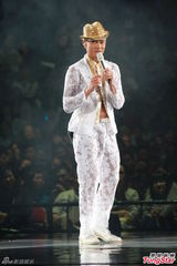 高清图：郭富城透视装秀胸肌 演唱会虚惊一场