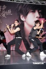 幻灯组图：AK顶酷暑台北签唱 劲歌热舞谢歌迷支持