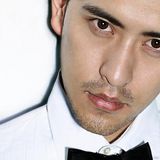 组图：扎西顿珠秀寸头新造型 蓄须尽显男人味