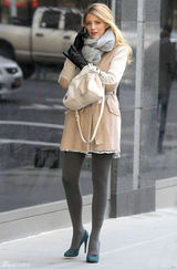 组图：弗莱利现身《绯闻女孩》片场煲电话粥