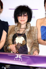 幻灯图：小S婚姻未亮红灯 李心洁婚期未定否认怀孕