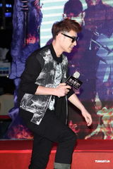 组图：潘玮柏酷装扛枪亮相 对“史泰龙”袭胸