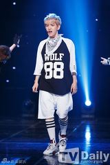 组图：EXO《MCD》华丽演出 2NE1回归登台