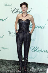 幻灯：影后玛丽昂戛纳秀金属感连身裤 帅酷显身材