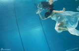 组图：林柯彤拍摄水下写真 裙纱飘荡尽显妖媚