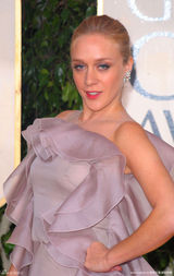 高清组图：克洛伊-塞维尼荷叶边礼服充满膨胀感 