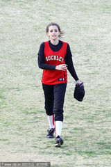 组图：杰克逊女儿帕里斯打垒球 扎马尾英姿飒爽