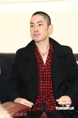 幻灯图：吴建豪小平头亮相 坦陈公司员工涉毒问题