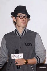 组图：曾之乔为新剧裸背上阵 被吴建豪袭胸吓坏父母