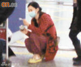 幻灯：张柏芝怀孕四月食欲暴涨 小心蹲下喂儿子