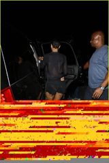 组图：蕾哈娜黑色透视装现身 热裤性感秀美腿