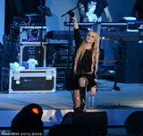 组图：艾薇儿广州会歌迷 卖力跳唱证未怀孕