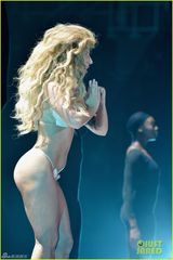 组图：LadyGaGa快速变装 方块头贝壳装露臀抢镜