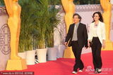 组图：《岁月神偷》主创张婉婷罗启锐走红毯