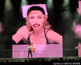 组图：麦当娜挑逗肌肉男上演致命诱惑