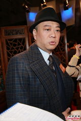 组图：欧阳震华健康复工 笑言欲请貌美男看护