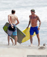 组图：小贝带三子海边冲浪 布鲁克林个头赶老爸