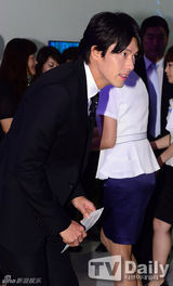 组图：玄彬现身濒危动物展 黑正装帅气逼人