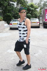 组图：陈小春为爱妻送早餐 提起儿子好心情