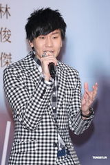 组图：林俊杰抱病演出身形消瘦 感情随缘盼金曲奖