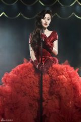 高清图：《东风雨》13日首映 范冰冰巨型血裙曝光