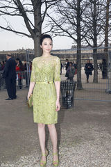 组图：吴佩慈透视绿裙亮相巴黎时装周收官秀