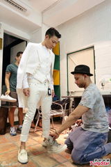 刘德华湿身拍个唱海报 被泼四小时水花四溅(图)