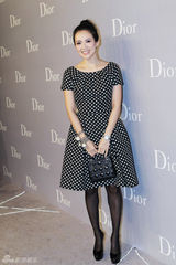 组图：章子怡简洁装扮亮相唇红齿白微笑甜美