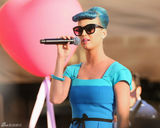 组图：凯蒂佩里蓝发爆乳似芭比 斗鸡眼表情鬼马