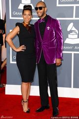 高清组图：格莱美红毯艾利西亚-凯斯携男伴亮相