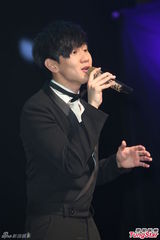 组图：林俊杰西装绅士献唱 自曝已一年未接吻