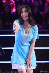 组图：柳岩低胸装录节目 俯身诱惑媚态十足