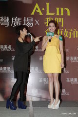 组图：A Lin可爱春装现身签唱会 与歌迷大玩抱抱