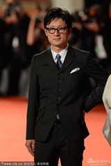 组图：《杀无赦》首映 渡边谦携妻亮相