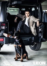 组图：冯绍峰登杂志封面 随性硬朗尽显男人本色