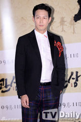 组图：李钟硕穿蜘蛛人格纹装亮相《观相》试映