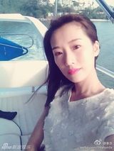 组图：“富婆”李念节日心情美 晒坐游艇出海照