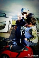 组图：盘点明星有爱亲子照 小S搞怪蔡少芬创意十足