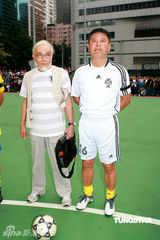 幻灯图：郭富城黄日华陈百祥等举行球赛纪念尹志强