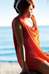 组图：江映蓉海南拍写真 气质恬静变清新少女