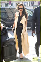 组图：贝嫂潮装现身车站 长衫飘舞女王范儿十足