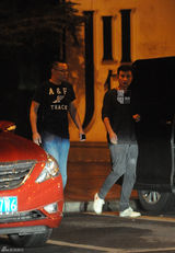 组图：文章与友工体吃饭 手机忘饭店服务员送回